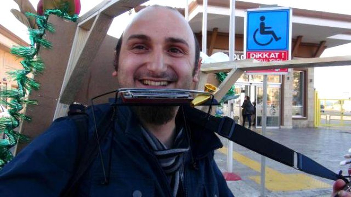 Okul Masrafları İçin \'Tek Kişilik Yürüyen Orkestra\' Oldu