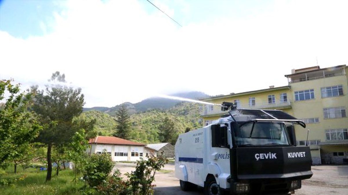 Polisten Huzurevine 'TOMA'lı' Ziyaret