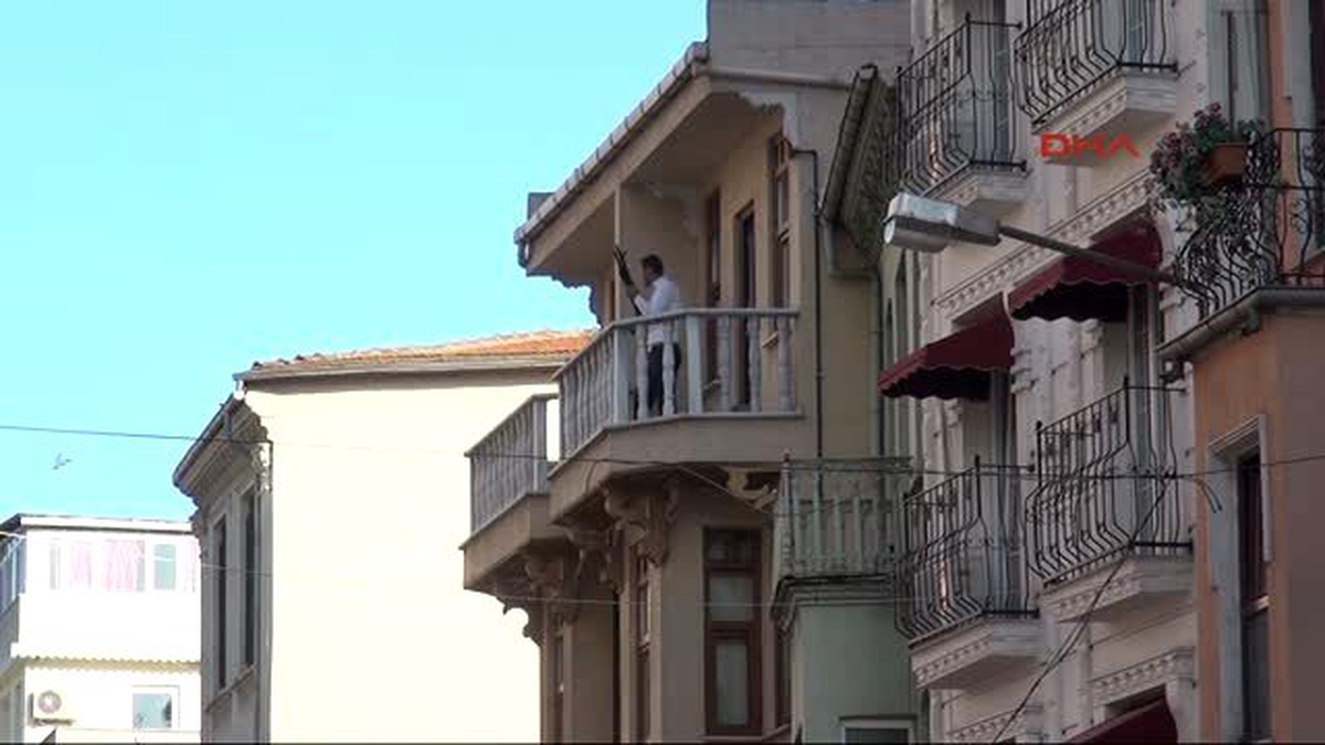 Soyduğu Bankadan Aldığı Paraları Balkondan Havaya Böyle Saçtı