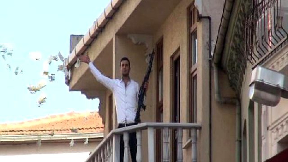 Soyduğu Bankadan Aldığı Paraları Balkondan Havaya Böyle Saçtı...