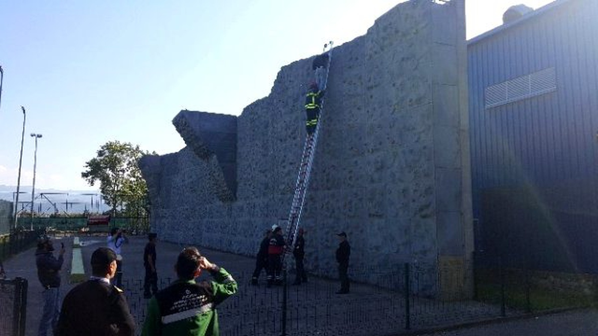 Suriyeli Genç Tırmanma Duvarından İnemeyince İtfaiye Çağrıldı
