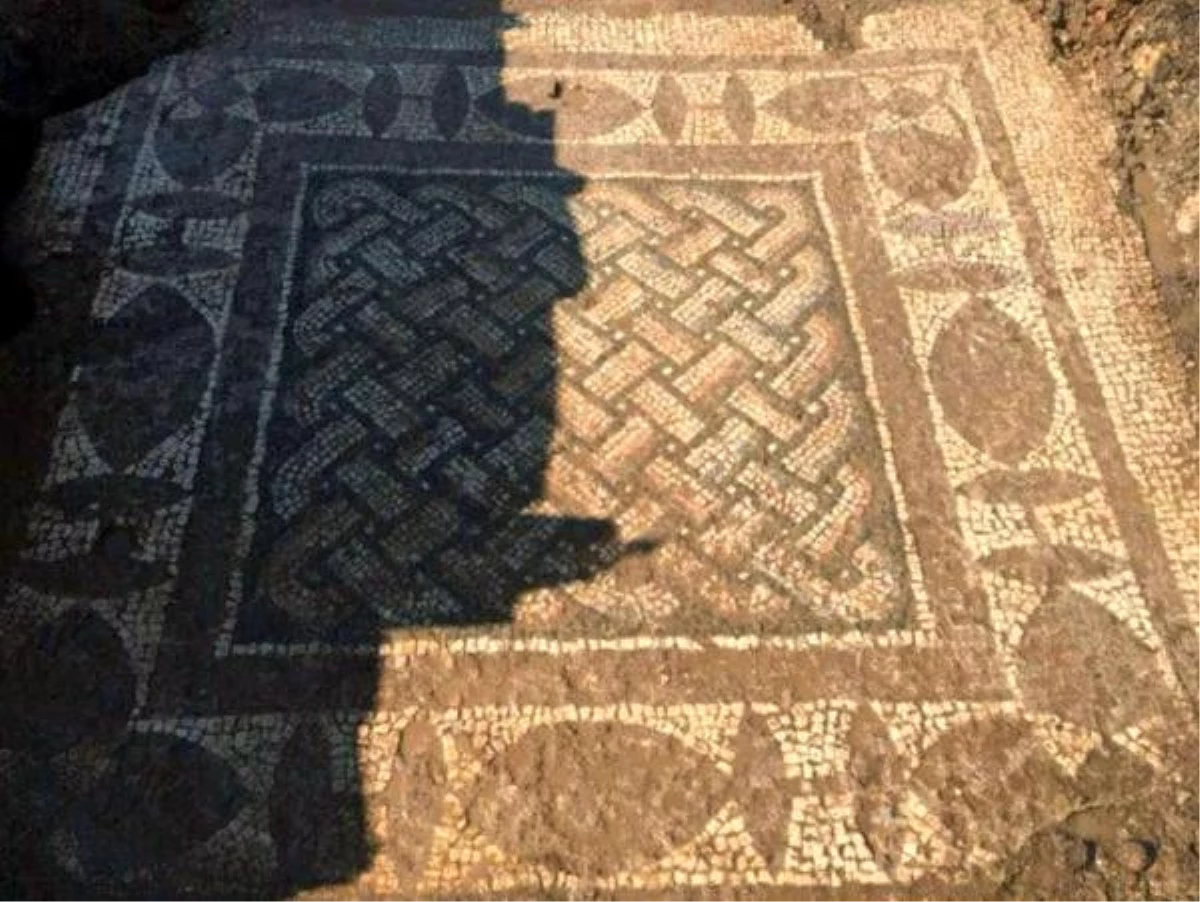 Tarihi Mozaiği Jandarmaya Satmaya Çalışırken Yakalandılar