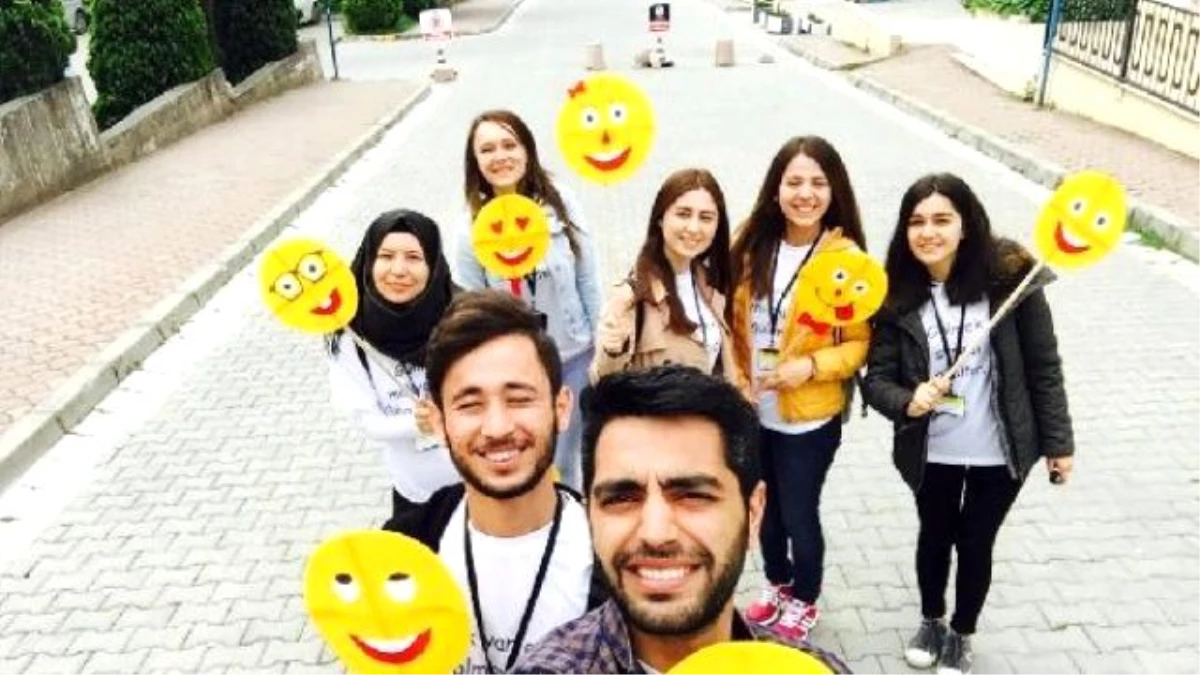 Üniversiteli Gençlerden \'Sakarya Gülüyor Türkiye Gülüyor\' Projesi