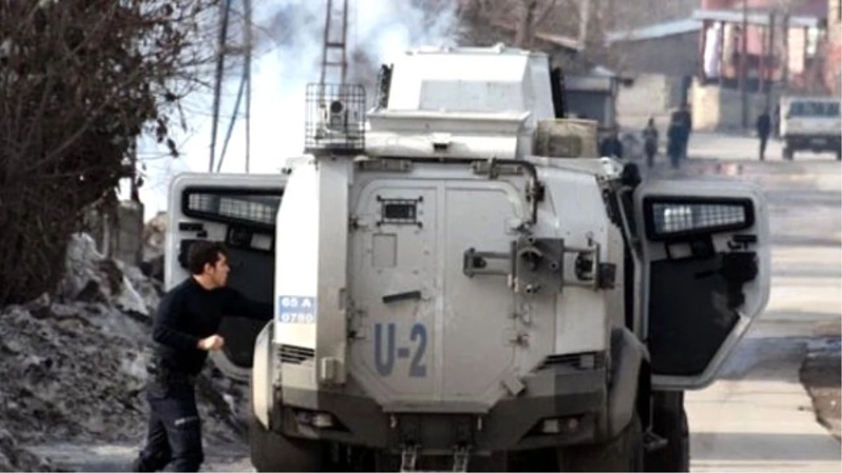 Van\'da Zırhlı Araca Roketatarlı, Bombalı Saldırı! 3 Polis Yaralı