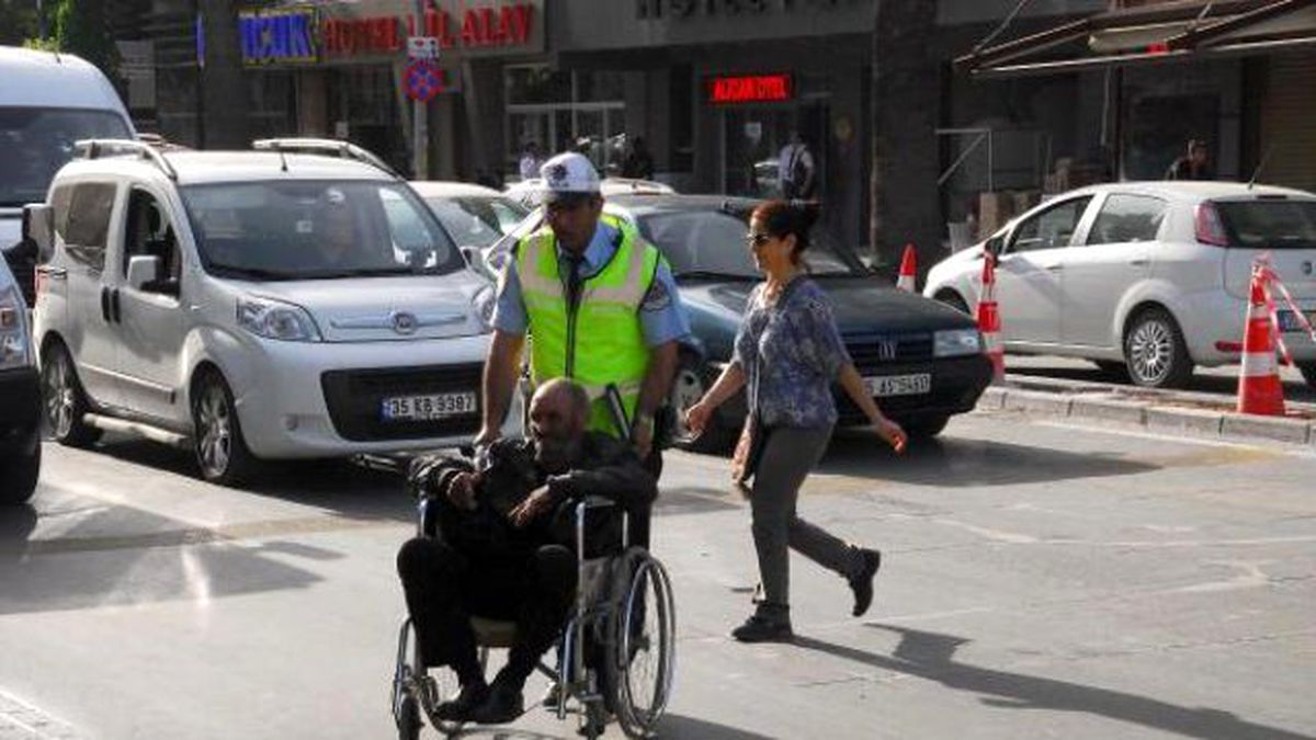 Yardımsever Trafik Polisi Yaşlı Adamın İmdadına Yetişti