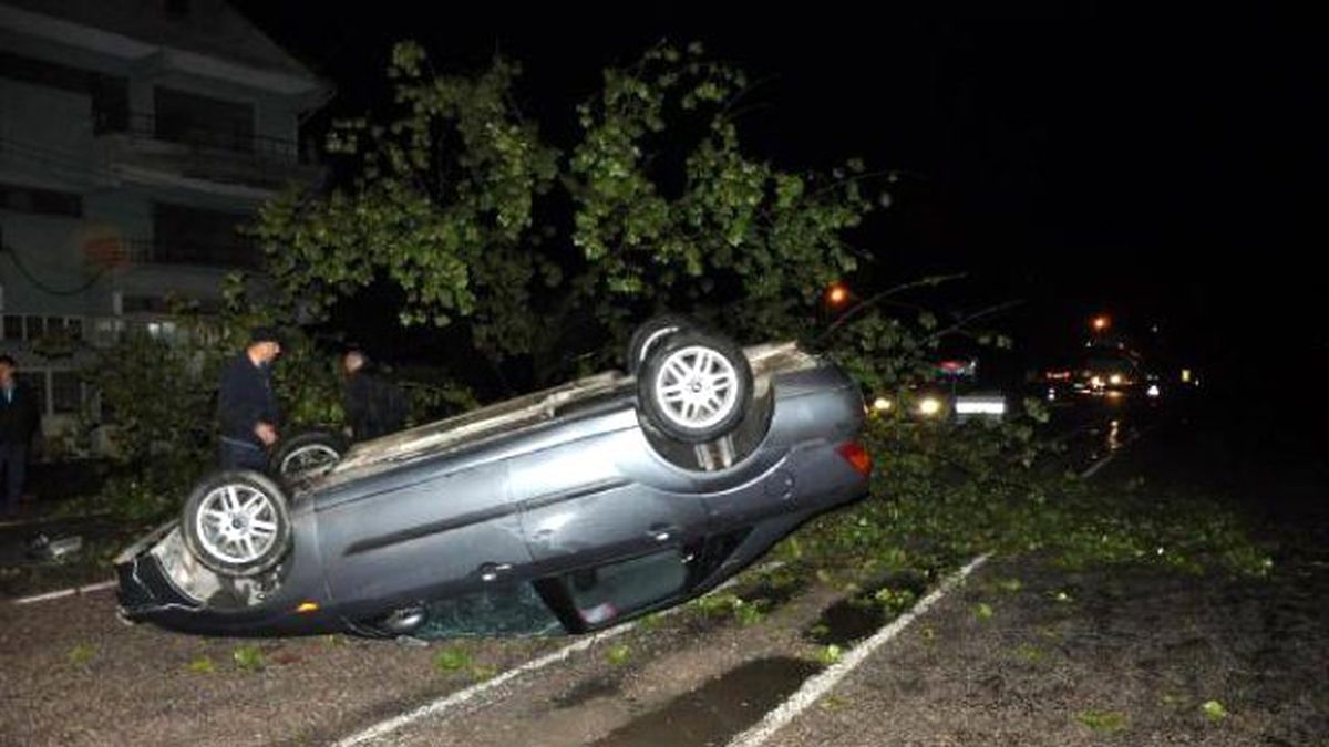 Yola Devrilen Ağaca Çarpan Otomobilde 3 Kişi Yaralandı