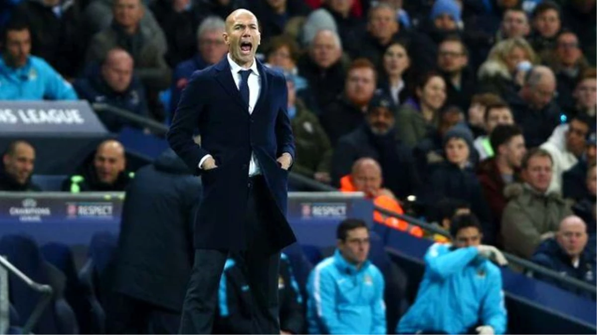 Zinedine Zidane\'ın Pantolonu Yırtıldı