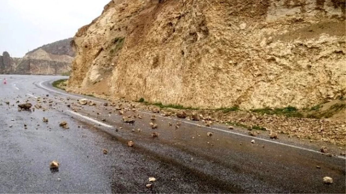 Adilcevaz-ahlat Yoluna Düşen Taşlar Tehlike Oluşturuyor