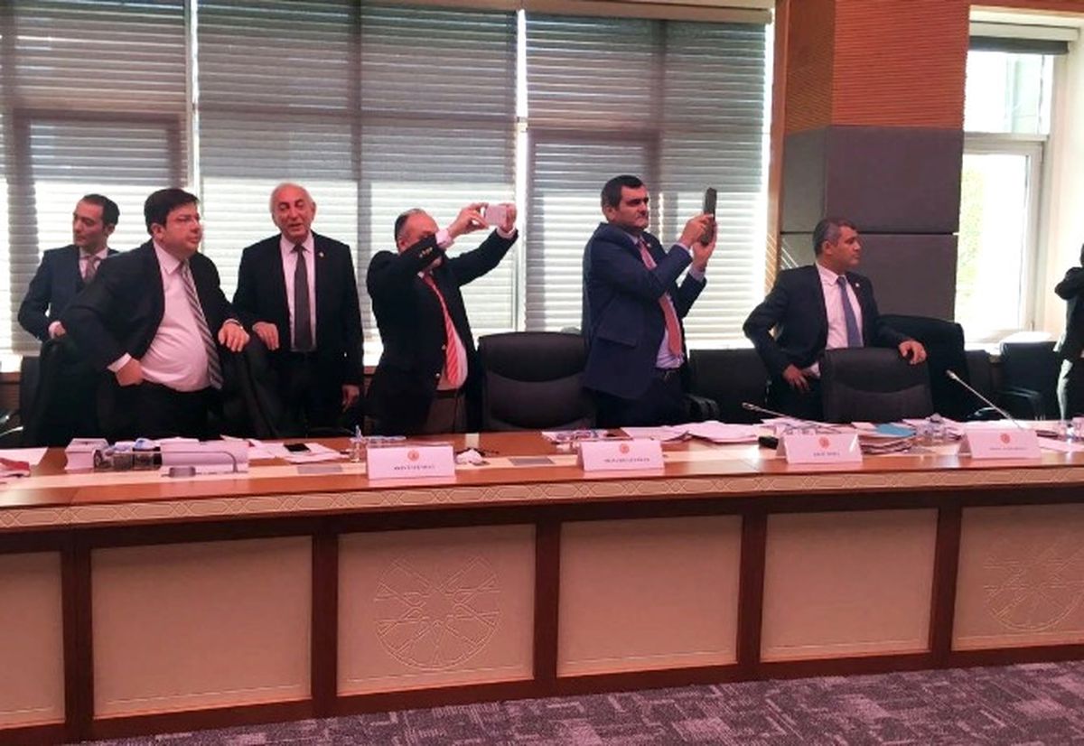 Anayasa Komisyonu\'nda Kavga Çıktı