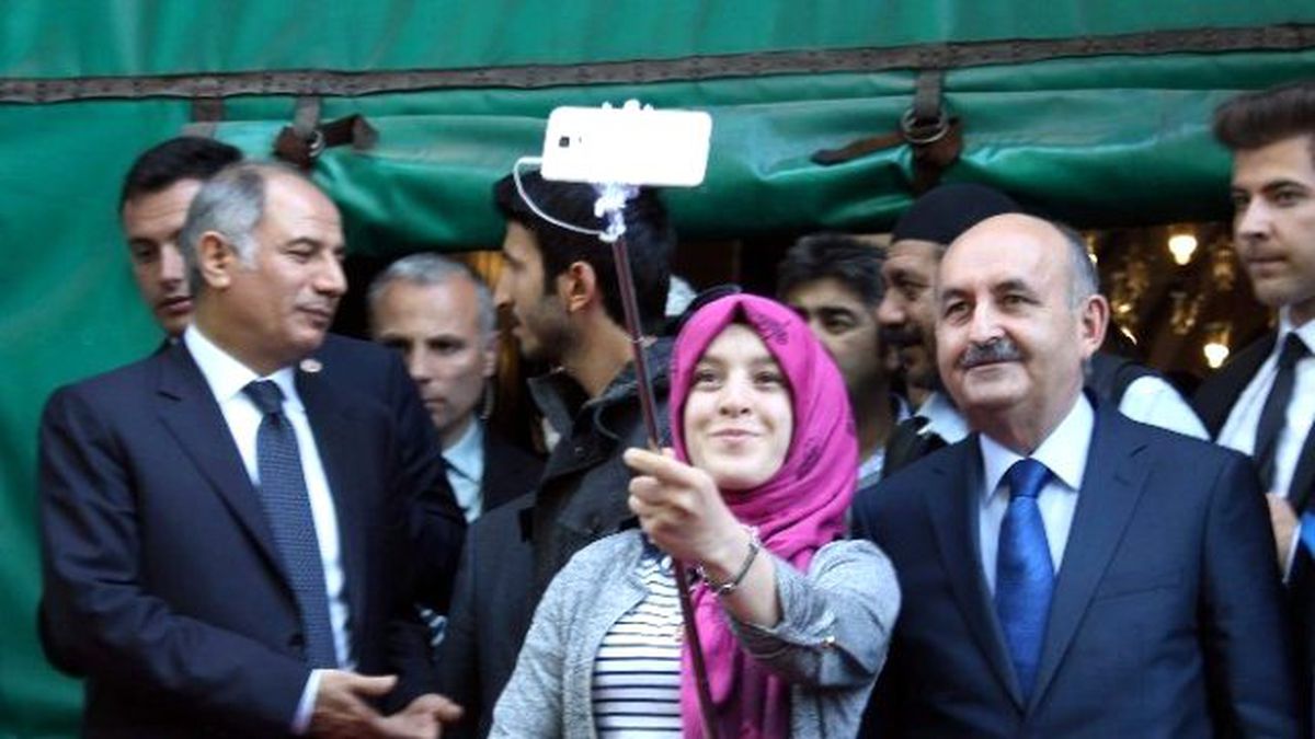 Bakan Ala ve Müezzinoğlu Ulucami\'de Namaz Kıldı