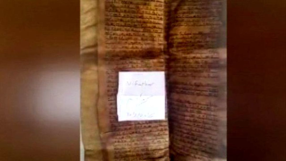 Fatih'te 'Balina Derisine İşlenmiş 600 Yıllık Tevrat' Ele Geçirildi