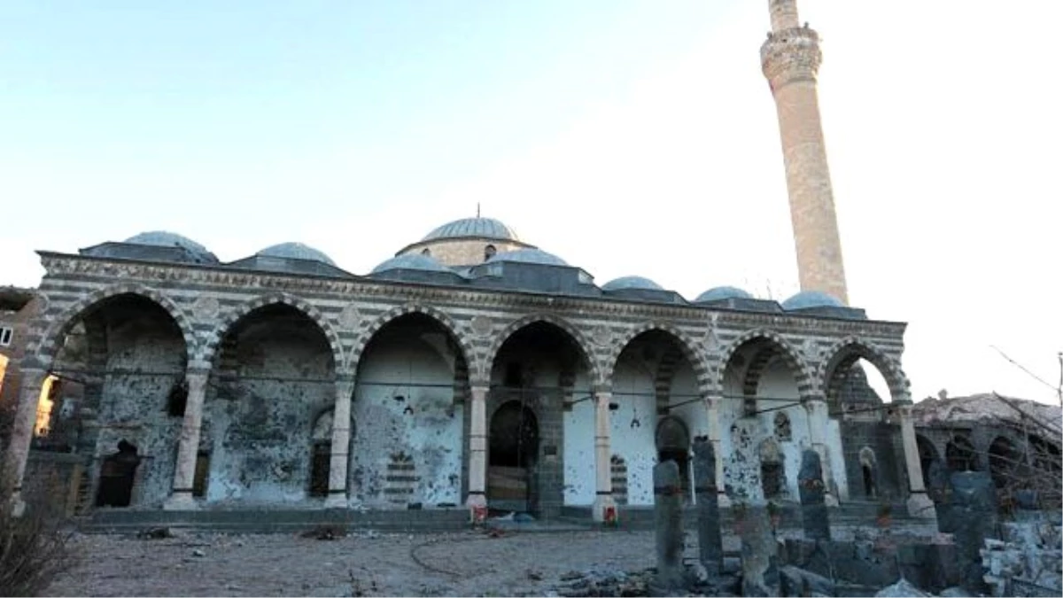 Gözü Dönmüş Örgüt, Camileri Yıktı, Kur'an'ı Kurşunladı