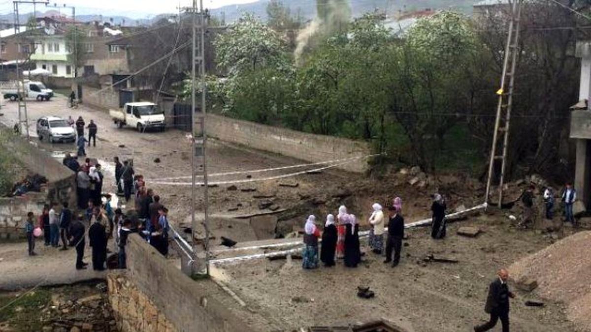 Gün Ağardı, Van\'daki Patlamanın Tahribatı Ortaya Çıktı