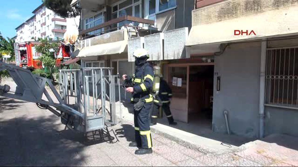 İzmit Ocakta Unutulan Yemek Yandı, İtfaiye Pencereden Girdi