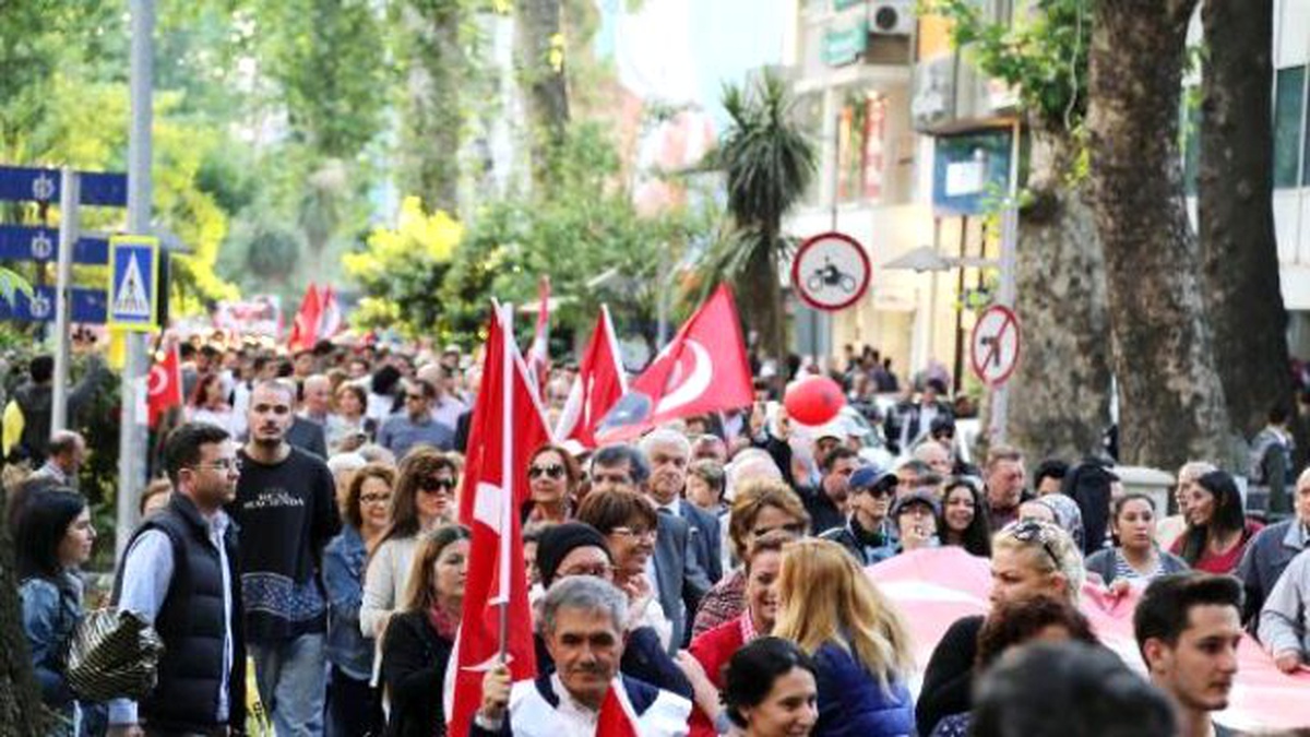 İzmit\'te Türk Bayraklı Laiklik Yürüyüşü