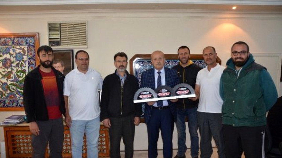 İznikli Motokrosçu Kupayı Sargın\'a Sundu