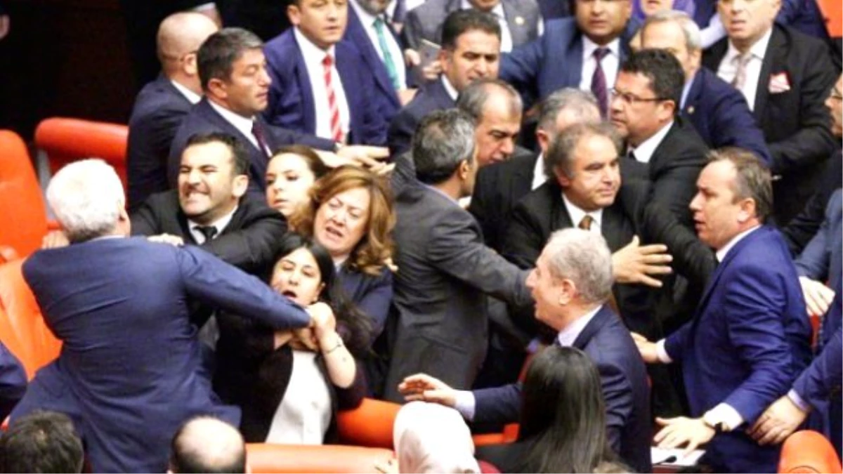 Meclis\'te AK Parti\'li ve HDP\'li Vekiller Yumruk Yumruğa Kavga Etti