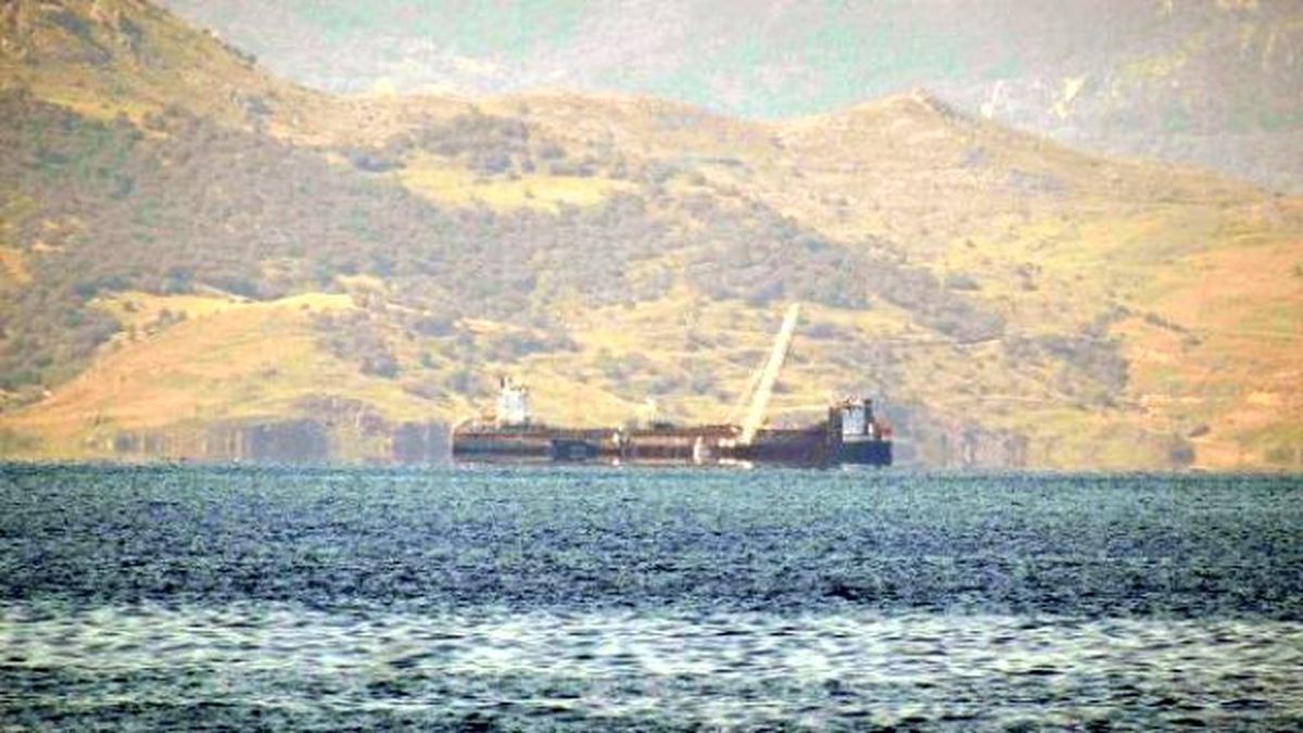 Müsellim Boğazı'nda Karaya Oturan Gemiye Vinçli Kurtarma