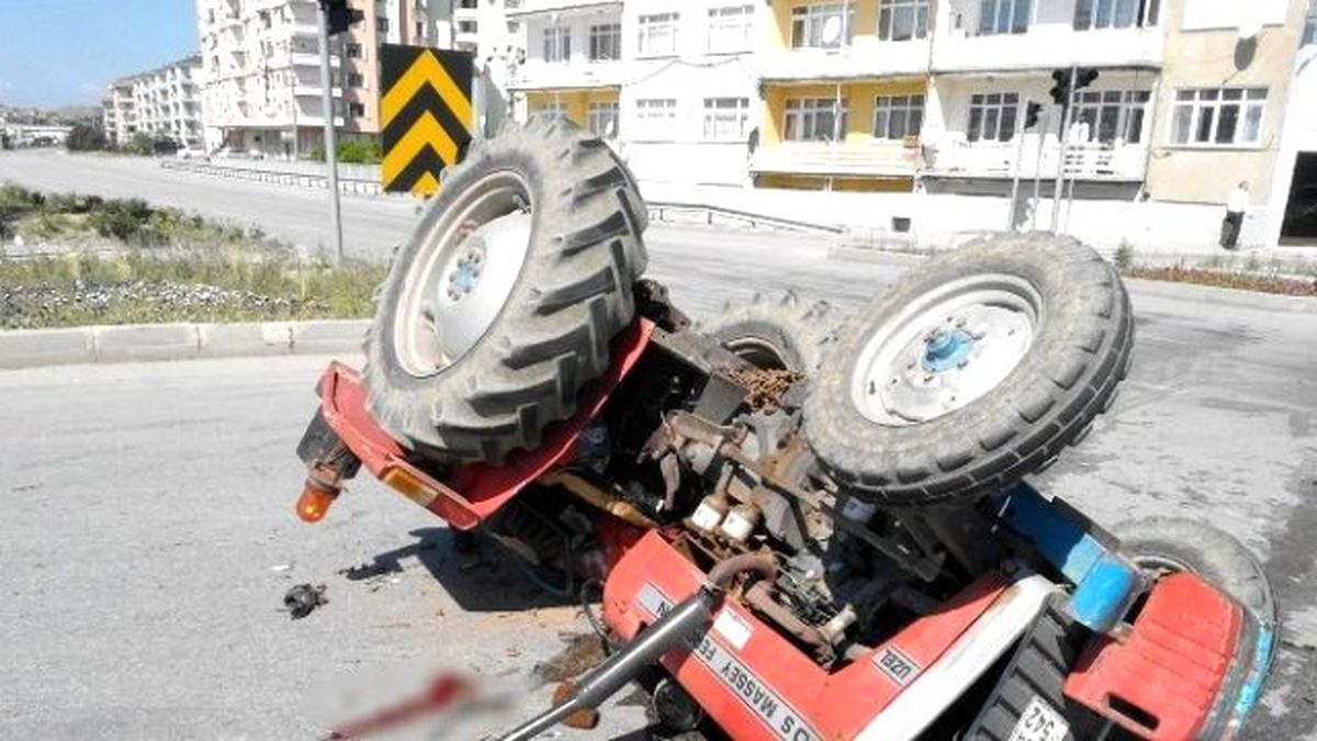 Otomobil Traktörle Çarpıştı: 1 Yaralı