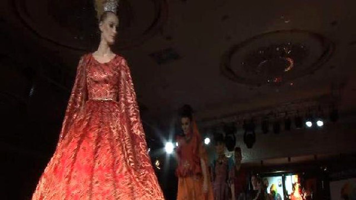 Şanlıurfa\'da Mankenler Yöresel ve Mozaik Desenli Kıyafetlerle Podyumda Yürüdü