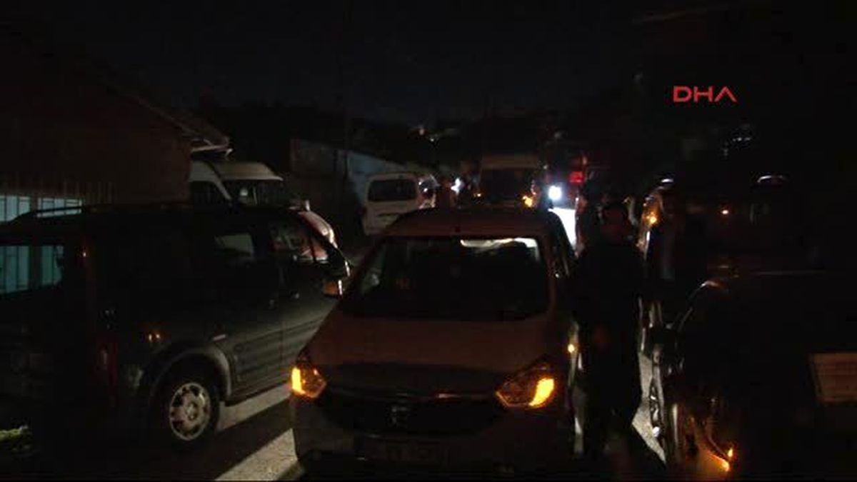 Şehit Üsteğmen Çelik\'in Sultanbeyli\'deki Baba Evine Ateş Düştü