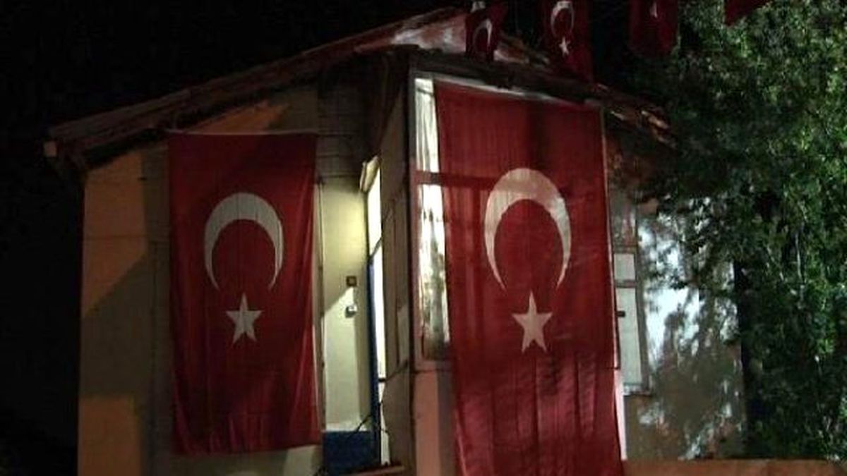 Şehit Üsteğmen Rahim Çelik\'in İstanbul Sultanbeyli\'teki Baba Evine Ateş Düştü