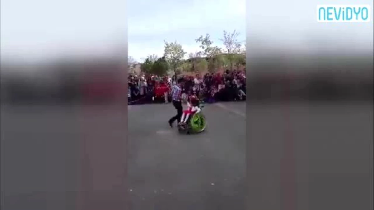 Tekerlekli Sandalyedeki Kızla Dans Eden Öğretmen