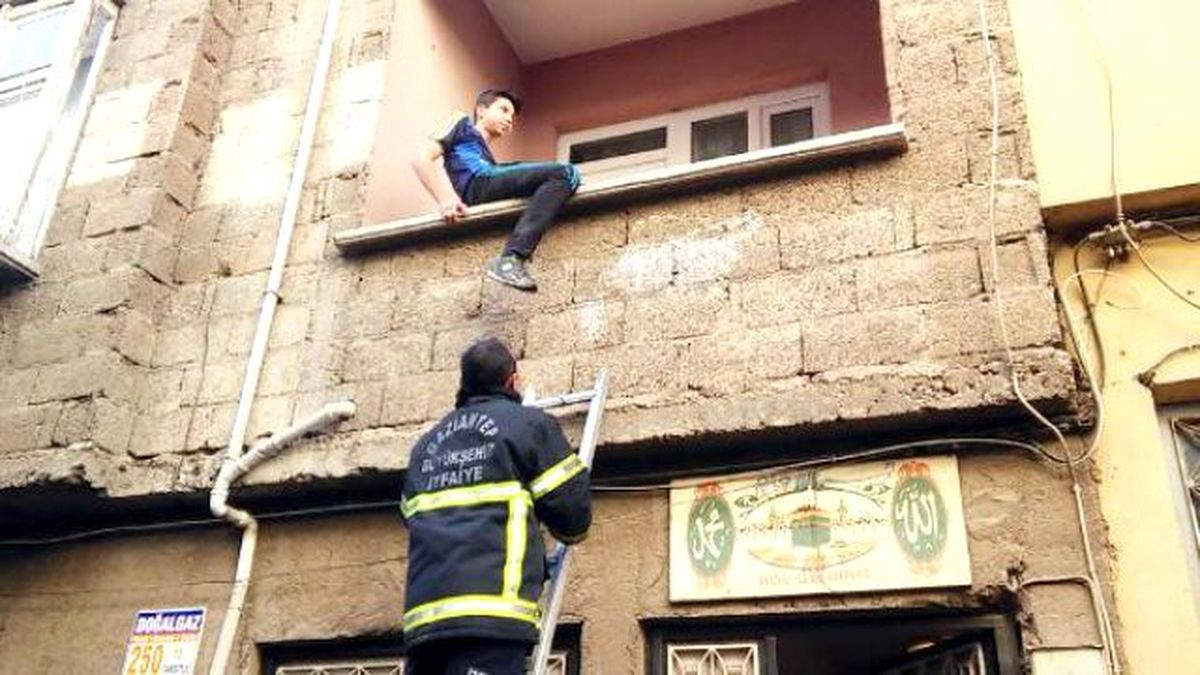 Topunun Düştüğü Balkonda Mahsur Kaldı