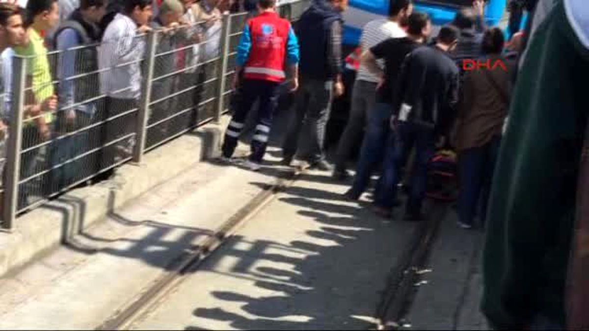 Tramvay Durağında Baygınlık Geçirip Raylara Düşen Kadın Ölümden Döndü