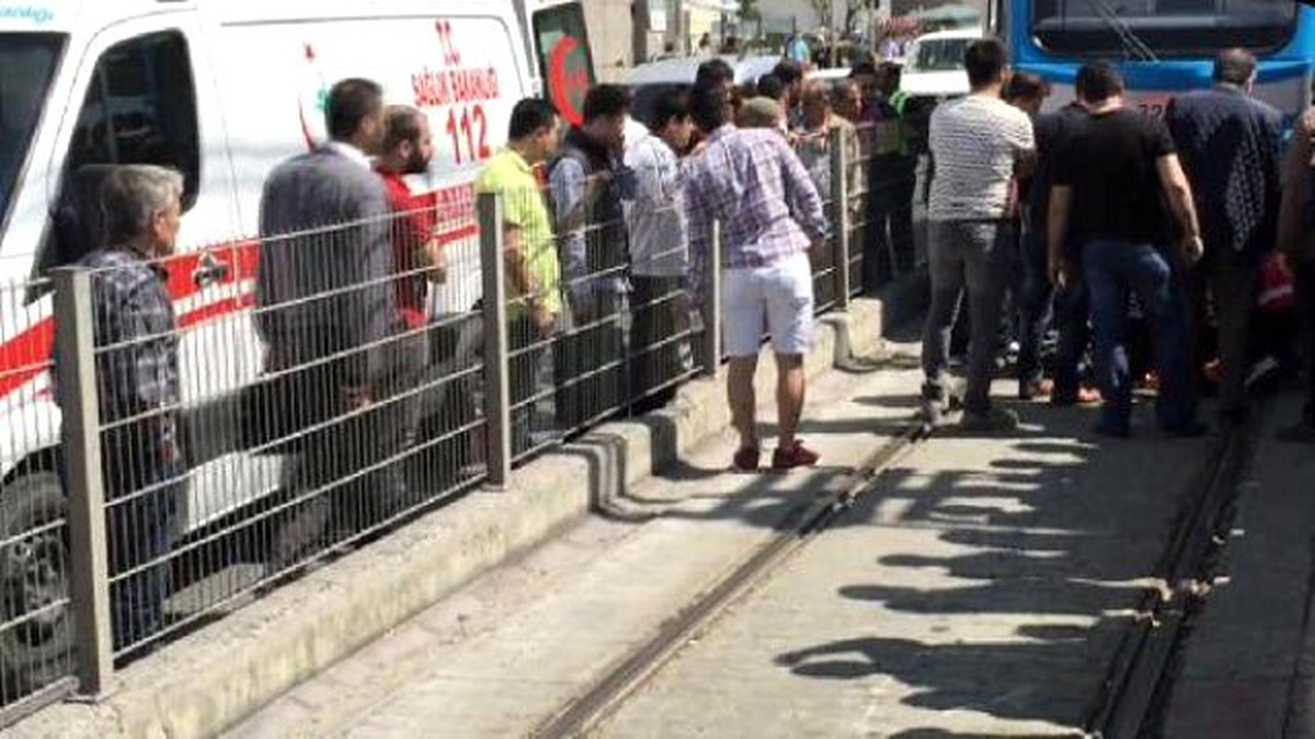 Tramvay Durağında Baygınlık Geçirip Raylara Düşen Kadın Ölümden Döndü
