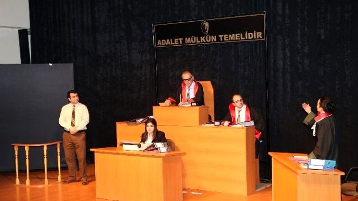 Turgutlu\'da \'Duruşma Başlıyor\' Oyunu Beğenildi