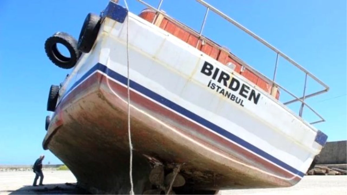 Türkeli\'de Yolcu Teknesi Vinçten Düştü