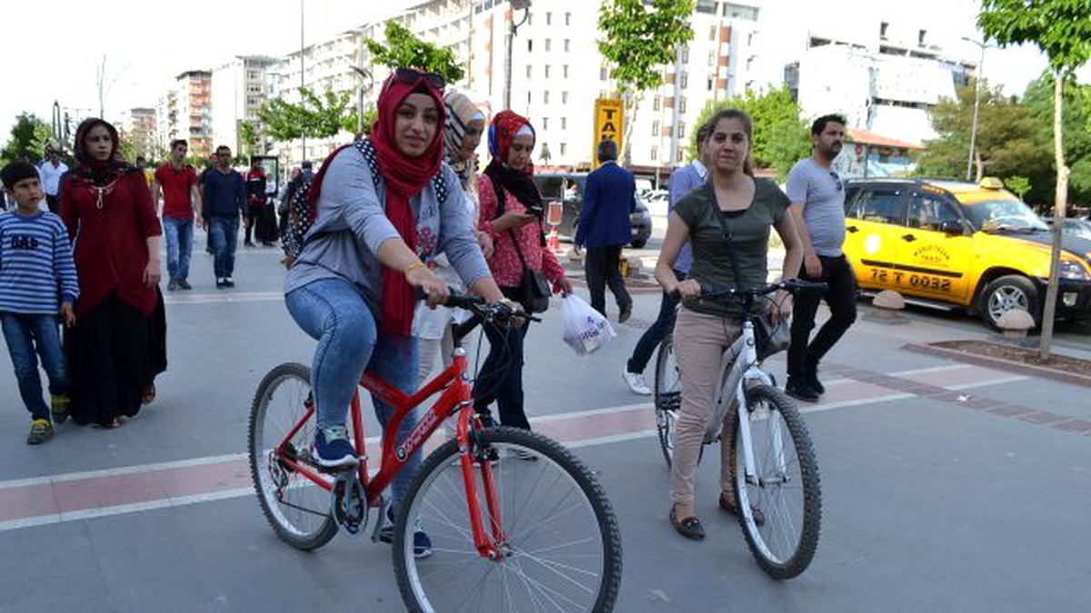 Üniversiteli Kızlardan Bisiklet Güzergahı Sitemi