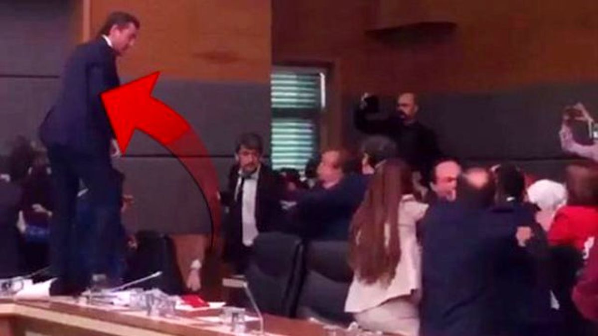 Anayasa Komisyonu'ndaki Kavgada Masaya Çıkan Vekil: Bakan İçin Oradaydım