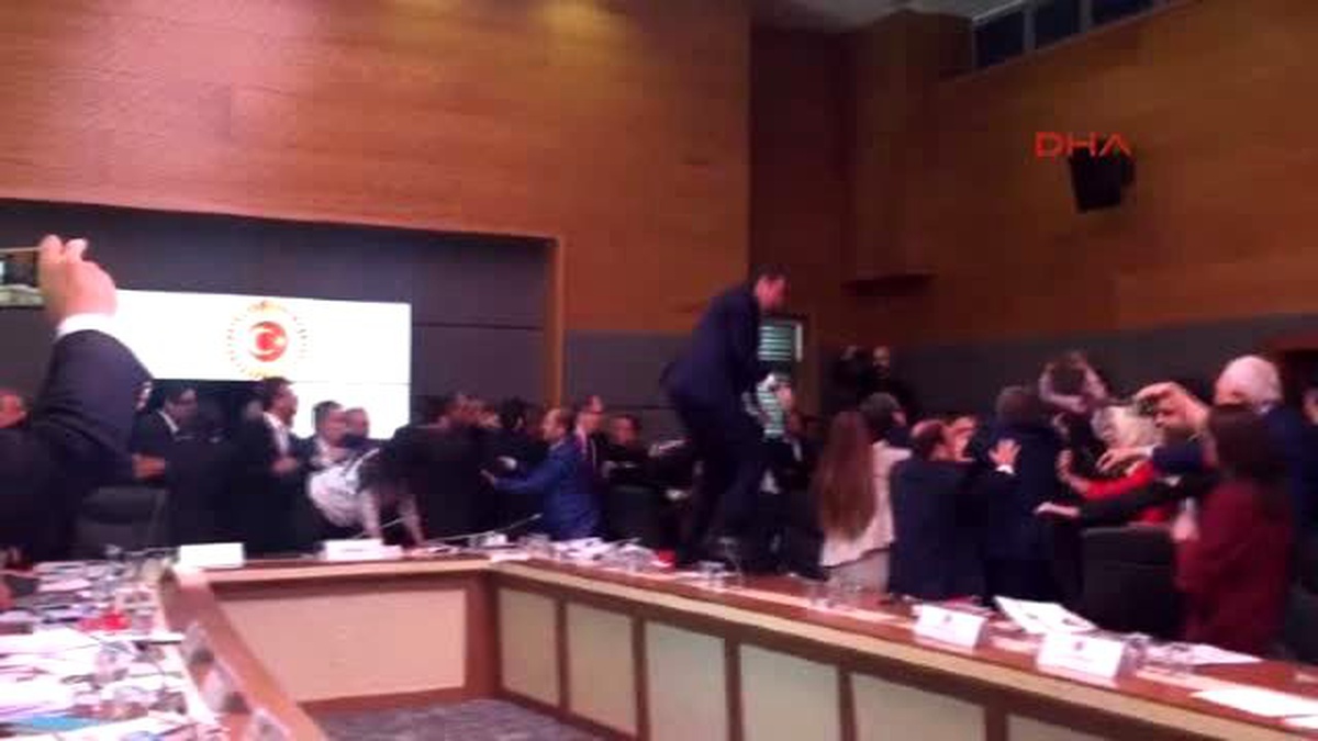 Bursa - Ak Partili Aydın: Bakanımıza Zarar Verirler Düşüncesi ile Masanın Üzerinden Atladım