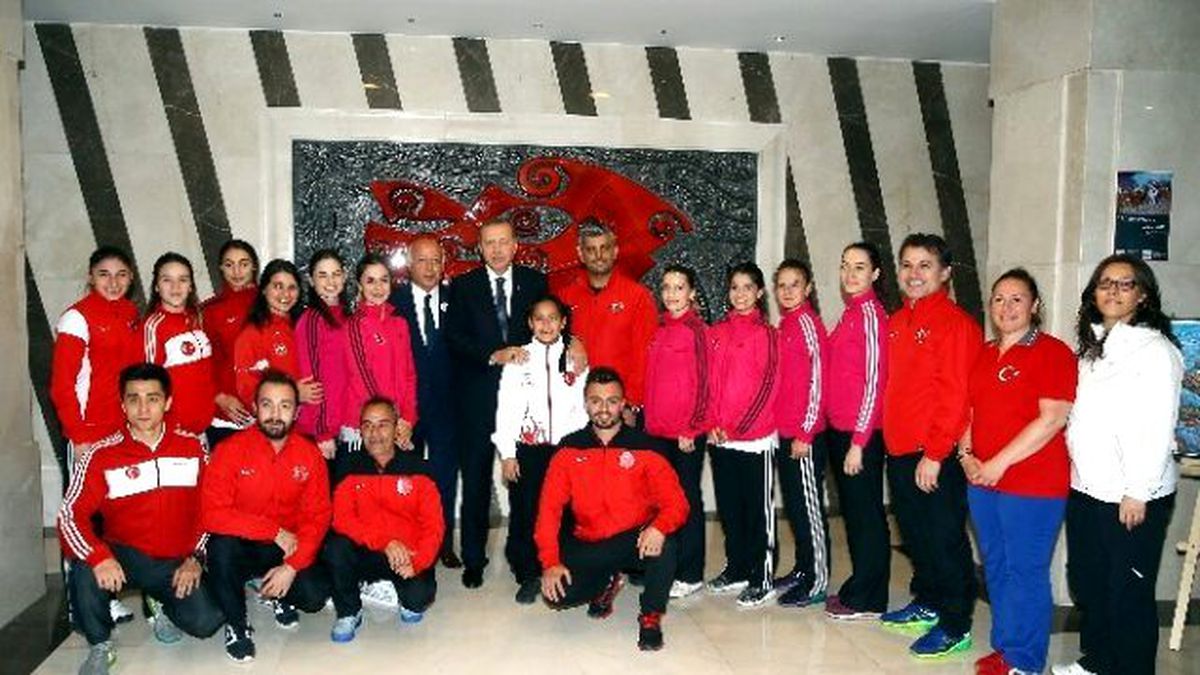 Cumhurbaşkanı Erdoğan, A Milli Bayan Karate ve Bucaspor Oyuncuları ile Hatıra Fotoğrafı Çektirdi