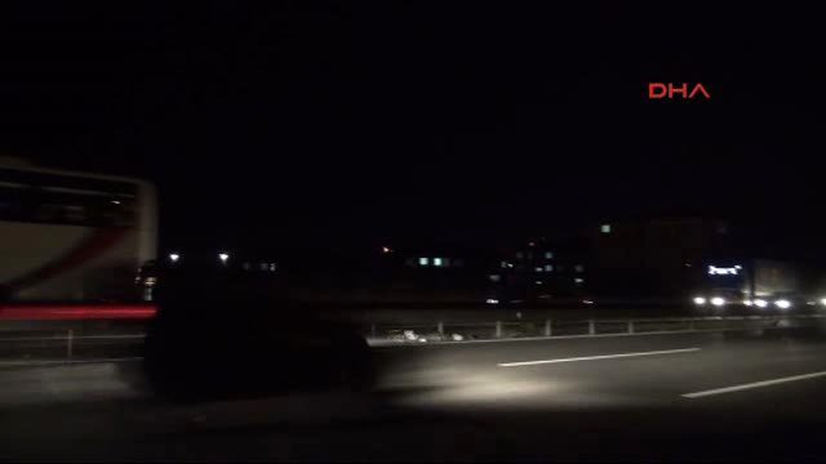 Kocaeli Otoyolda Yanan Otomobil Ulaşımı Aksattı