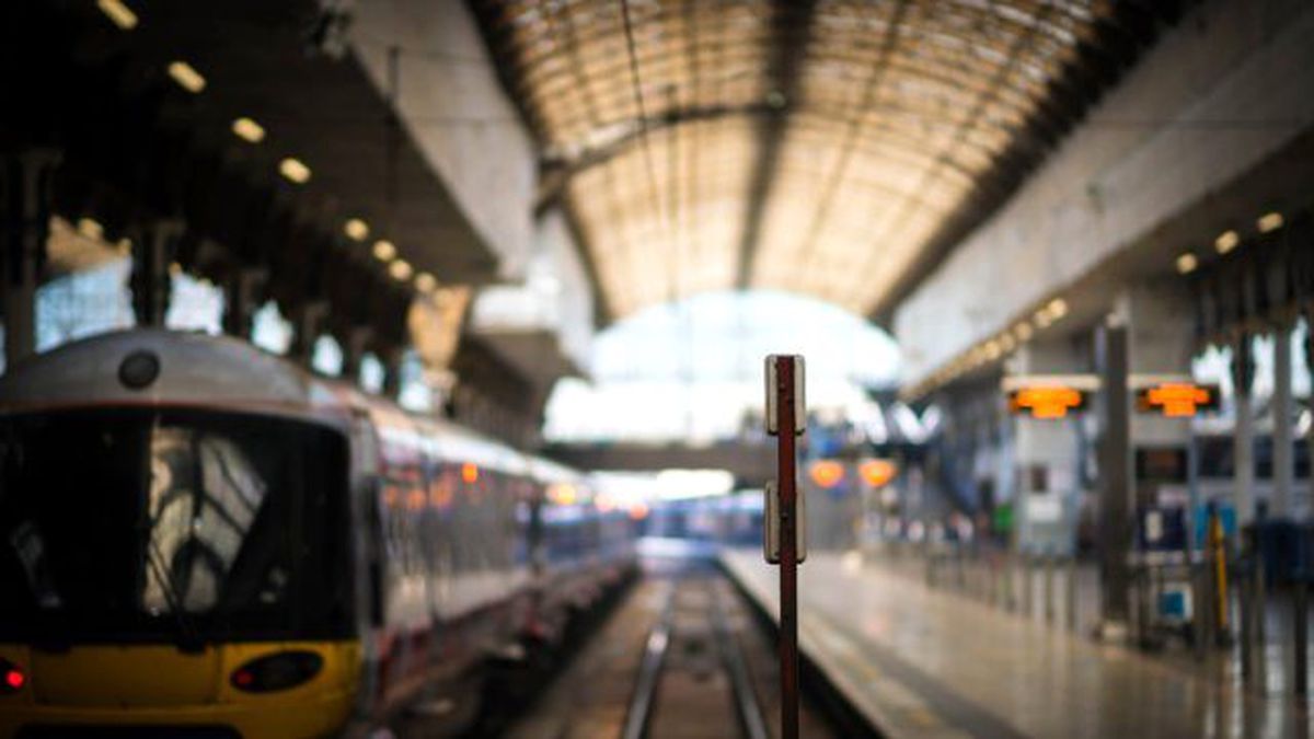 Raylara Düşen Sarhoş Adam Son Anda Kurtarıldı