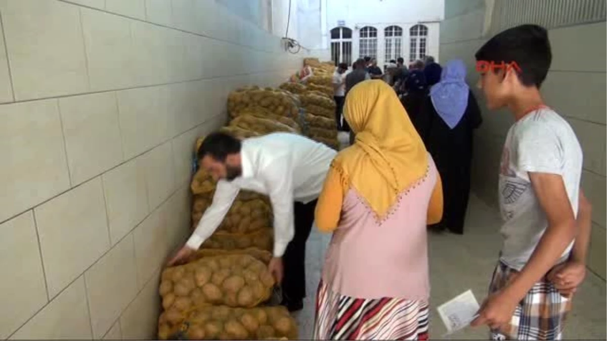 Şanlıurfa\'da Esnafın Elinde Kalan Patatesler Yoksula Dağıtıldı