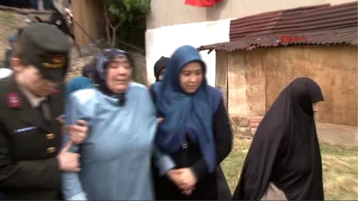 Şehit Üsteğmen Çelik 5 Aylık İkiz Bebekleri Camiye Götürüldü