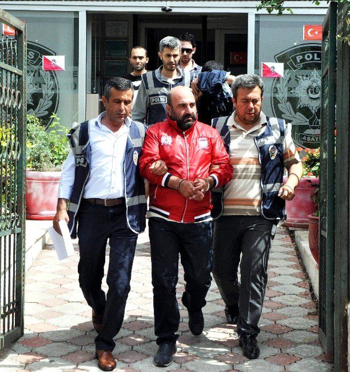 21 Mağazayı Folyo Kaplı Çanta ile Soydular