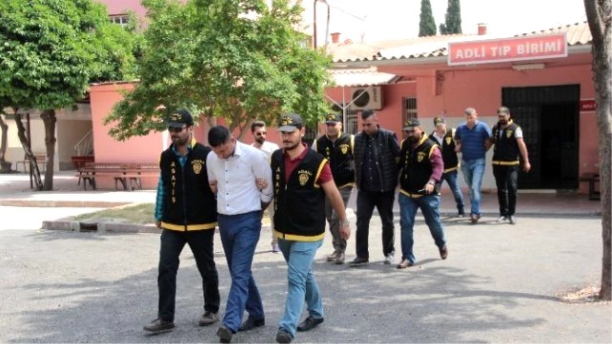 Adana\'da Gazete Sahibini Darp İddiasıyla Gözaltına Alınan 3 Zanlı Adliyeye Sevk Edildi