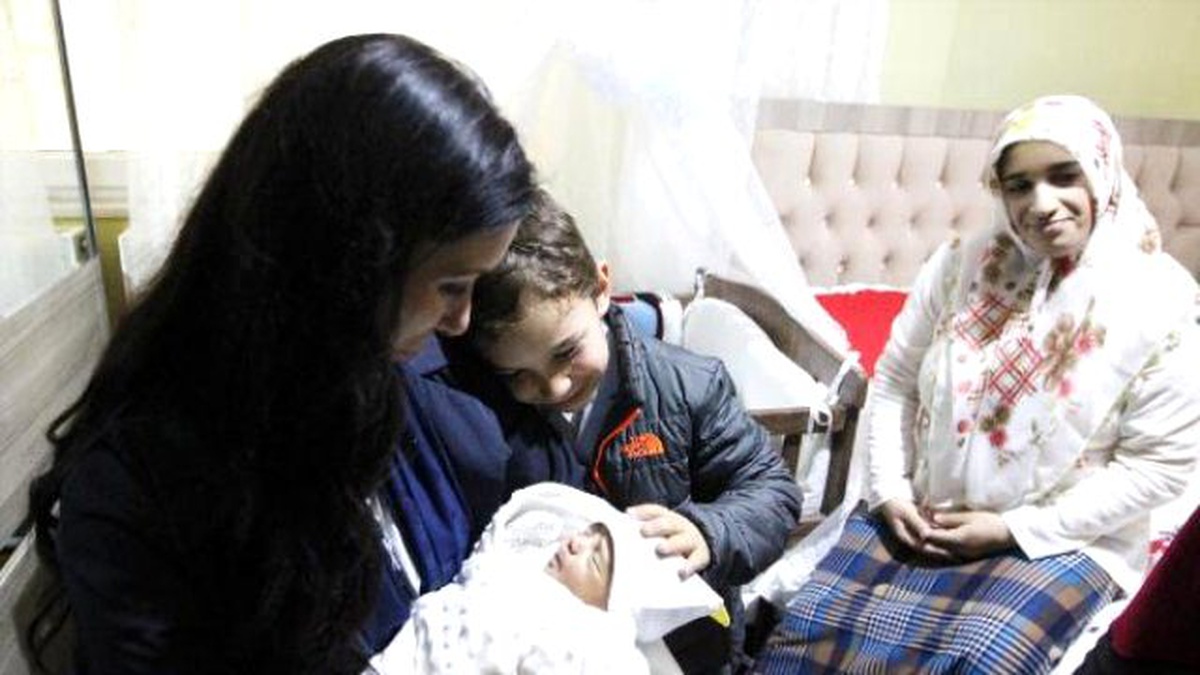Ak Partili Karaaslan\'dan Şehidin Dünyaya Gelen Oğluna Ziyaret