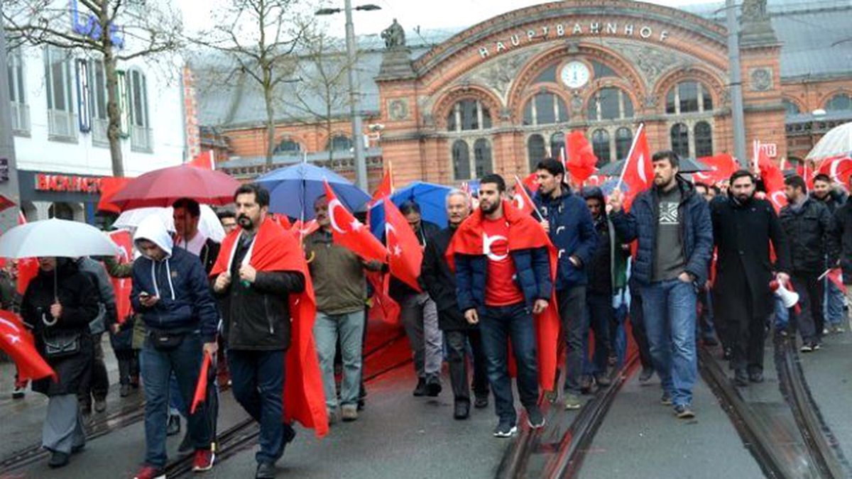 Almanya\'da Teröre Karşı Birlik Yürüyüşü