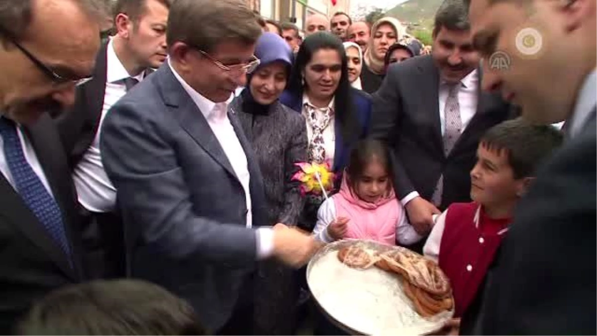 Başbakan Davutoğlu Vatandaşlarla Çay İçip, Sohbet Etti