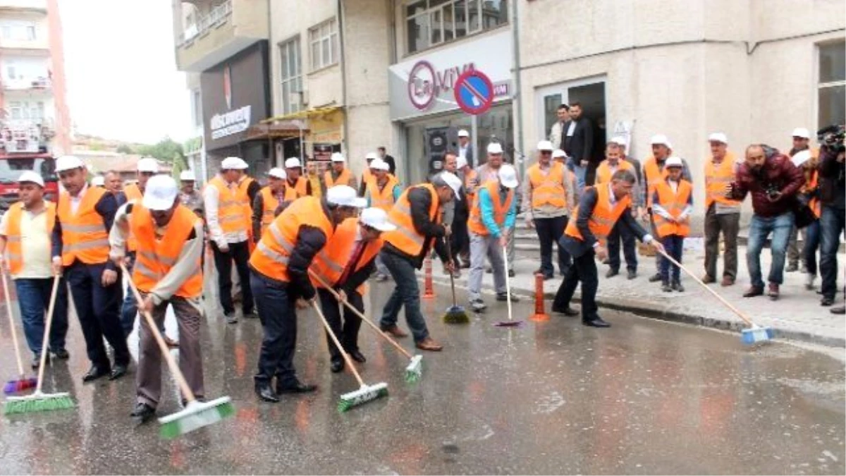 Belediye Başkanı, Elinde Fırçayla Sokak Temizledi