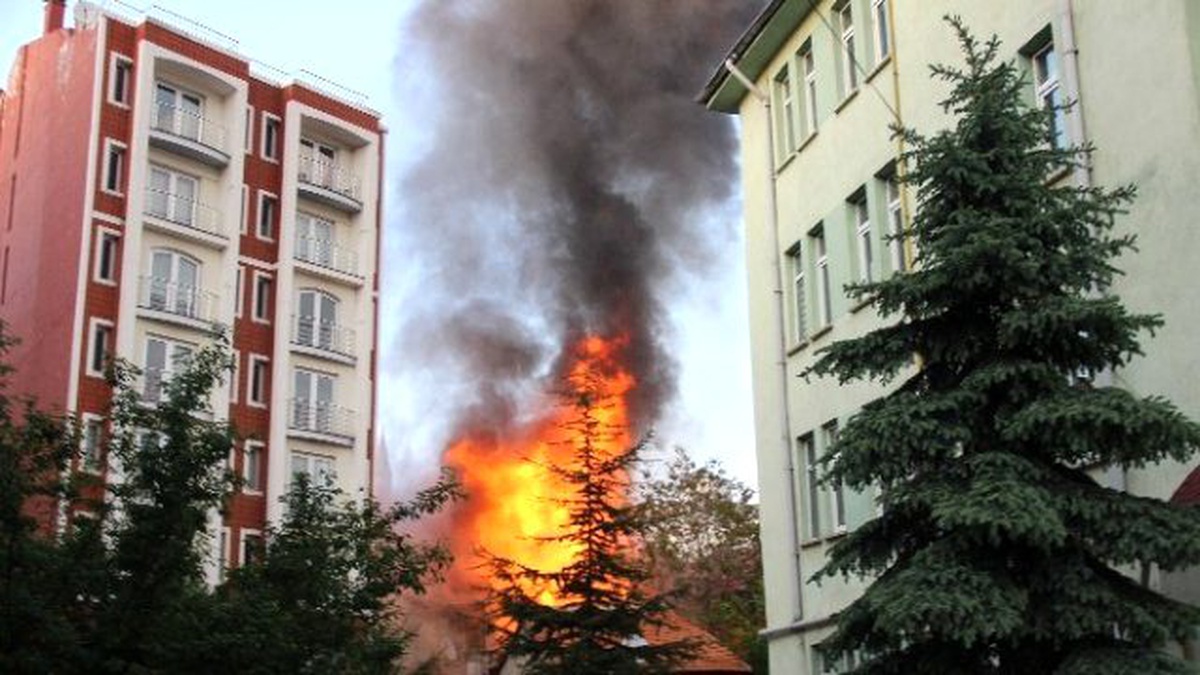 Çakmak Tüpü Patladı, İş Yerleri Alev Alev Yandı