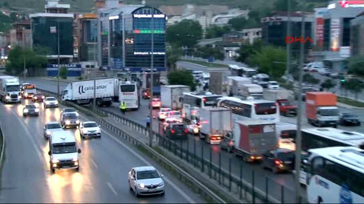 D-100 Karayolu\'nda Trafiği Kilitleyen Kaza