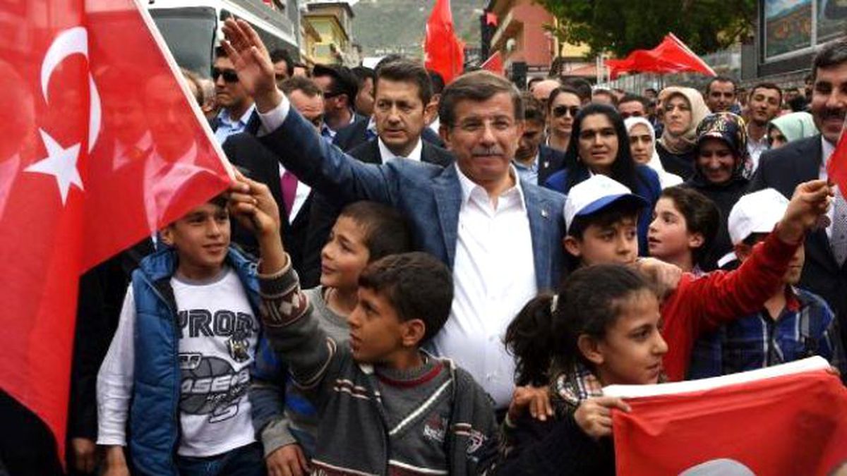 Davutoğlu; \'Sokaktaki Terörü Meclise Taşıyorlar, Utanmasalar Anayasa Komisyonu\'nun Önüne Çukur...