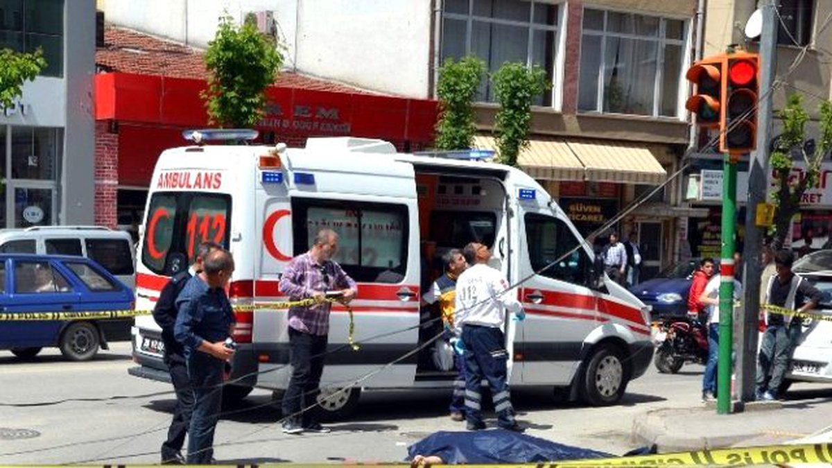 Ebkişehir\'de 8. Kattan Atlayan Vatandaş Hayatını Kaybetti